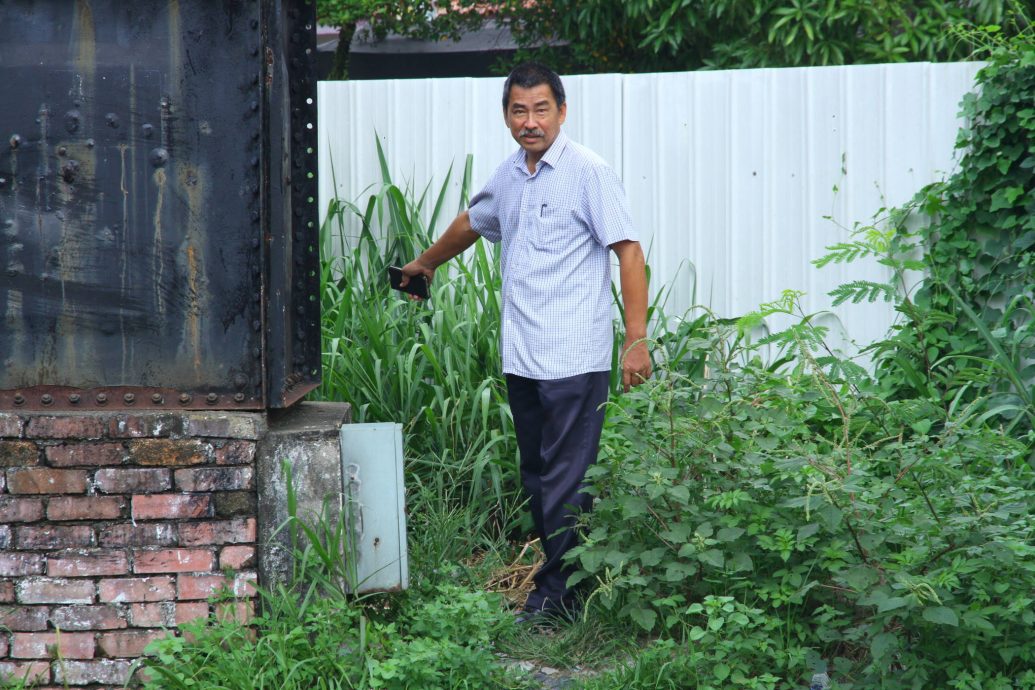 大都会:余保凭-油站厕所故障带来不便