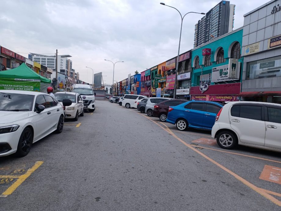 大都会/Me03头/加影敦阿都阿兹街“限时停车2小时”开跑,车辆流动量高,只停10到15分钟