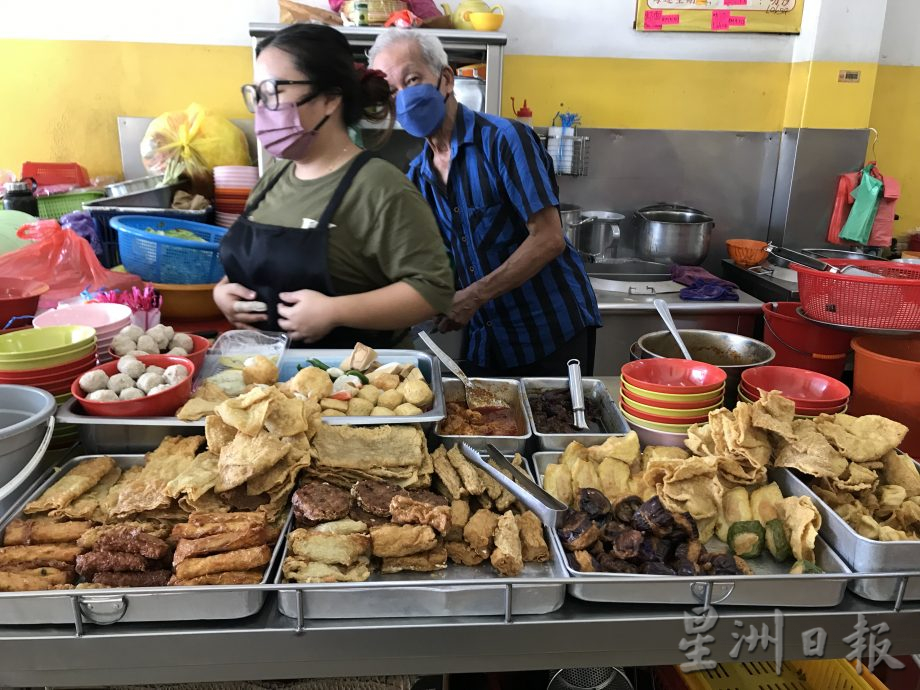 大霹雳封底主文/【人气美食】/街传承四代的咖喱面 散发香气十足的魅力