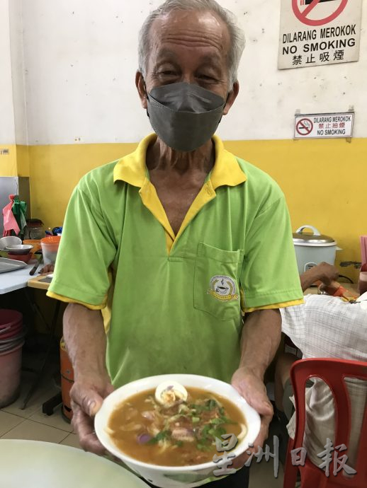 大霹雳封底主文/【人气美食】/街传承四代的咖喱面 散发香气十足的魅力