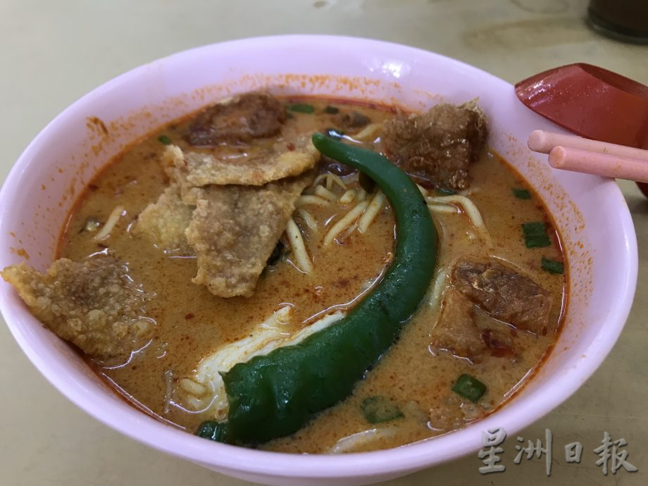 大霹雳封底主文／【人气美食】／街传承四代的咖喱面 散发香气十足的魅力