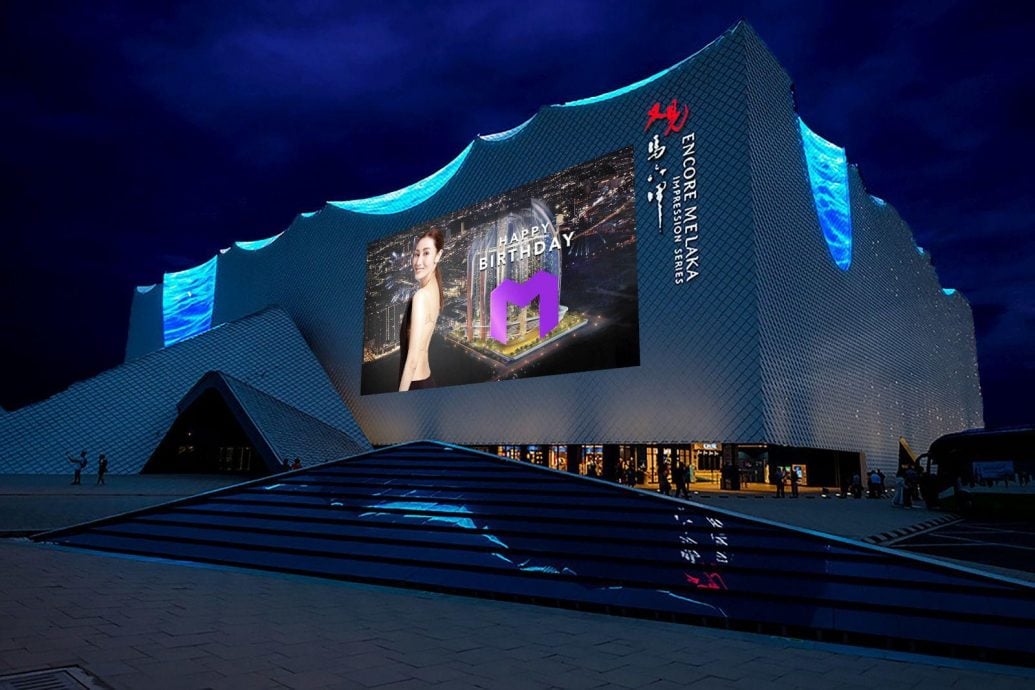 大马拿督送生日惊喜短片 李嘉欣“现身”甲剧院外墙