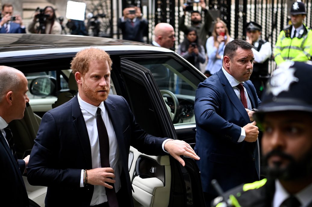 天下事  哈里抵法院作证  律师：王子小学时已被盯上