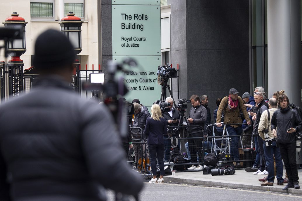 天下事 哈里的小报摊牌推迟至周二登场 预计将遭被告律师强势盘问揭更多私密 备受瞩目