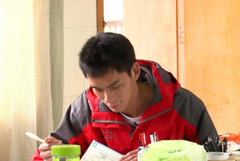 天下事 ／不入“清华”心不死 广西男第15次高考