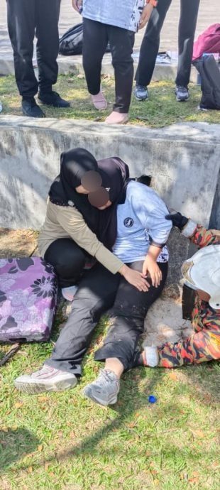 女学生脚被卡在下水道中