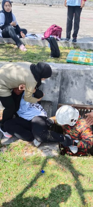 女学生脚被卡在下水道中