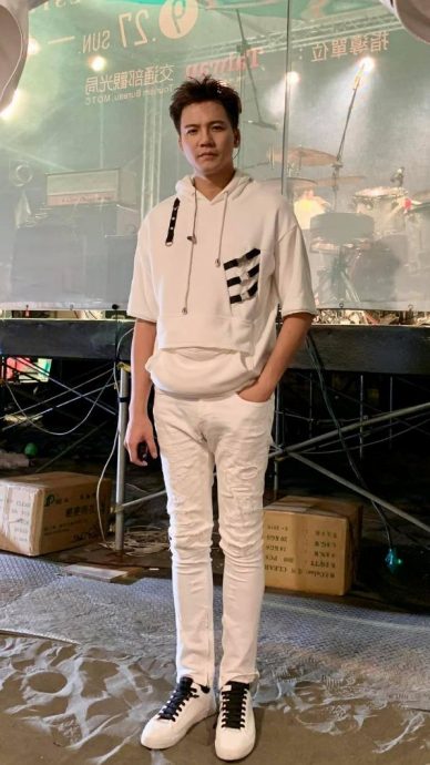 女歌手控“手伸进衣服”性骚 张三发毒誓自清:有就被车撞死