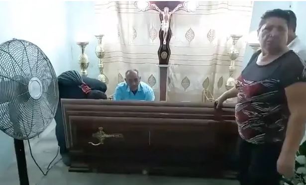 妇人棺材里“死而复活”抢救一周无效 儿子:这次真的死了