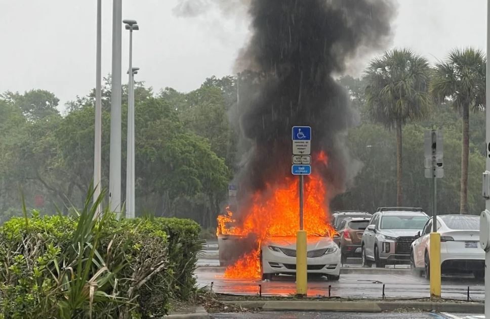 妈妈行窃把2幼儿留车上 惊见火烧车急弃赃物救儿
