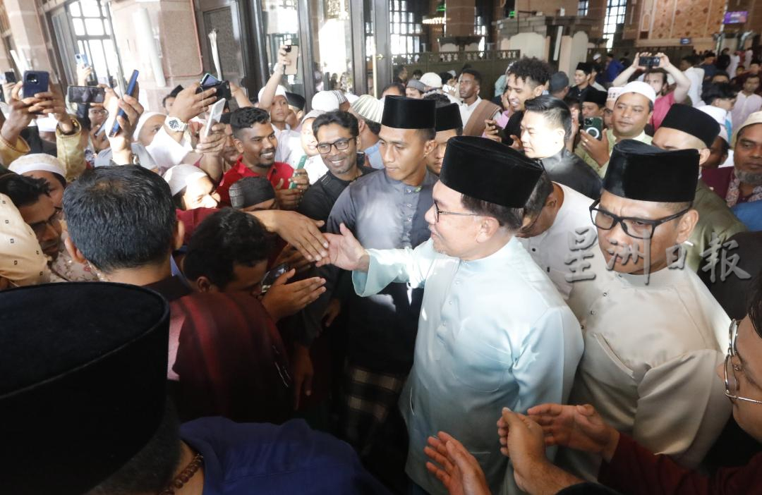 安华马哈迪恰巧同一清真寺参与哈芝节诵经祈祷 两人没碰面零交流