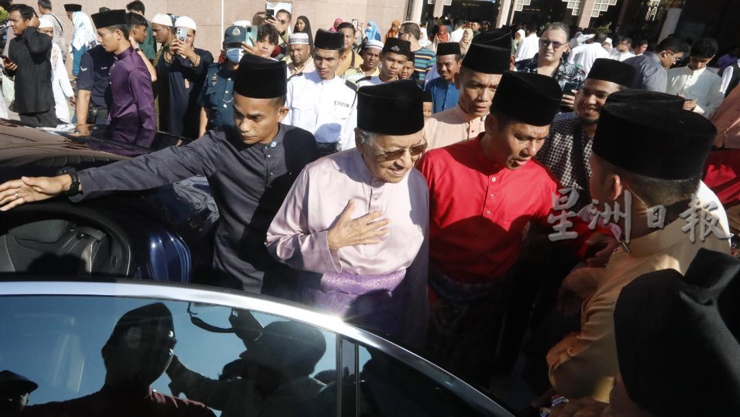 安华马哈迪恰巧同一清真寺参与哈芝节诵经祈祷 两人没碰面零交流