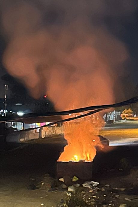 居民受促别引发大垃圾桶着火  影响健康