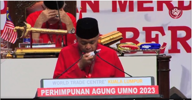 巫统大会 | 谈纳吉全场欢呼 扎希哭了!向安华喊话:首相,你自己看