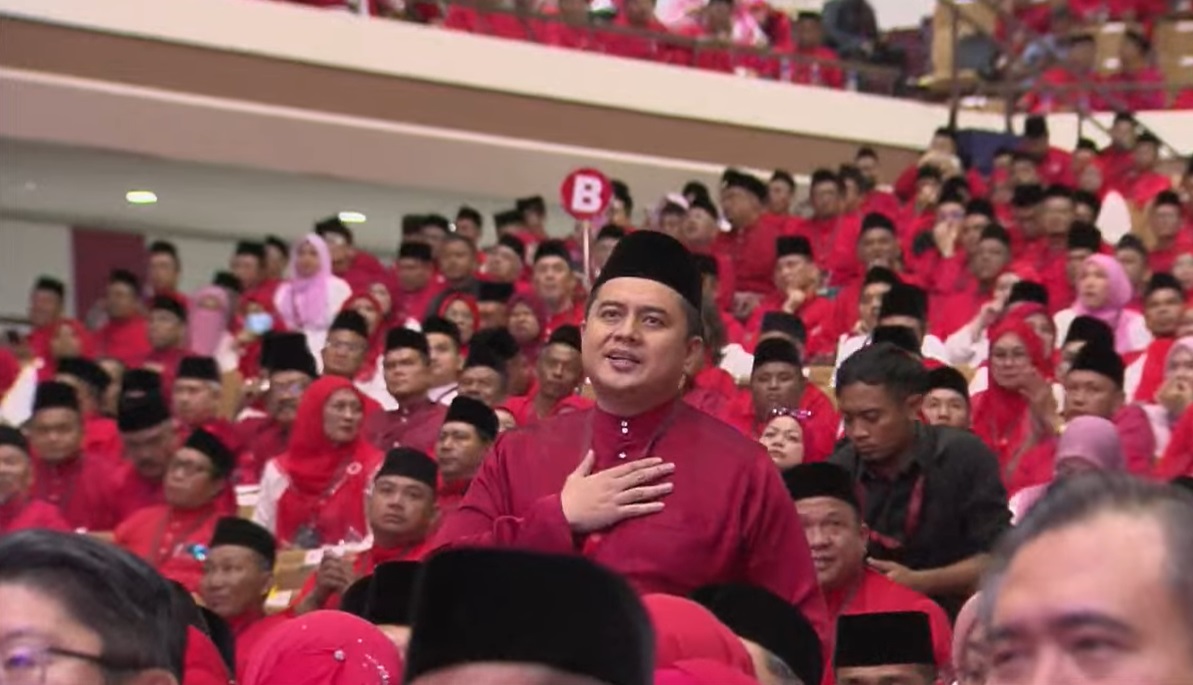 巫统大会 | 谈纳吉全场欢呼 扎希哭了!向安华喊话:首相,你自己看