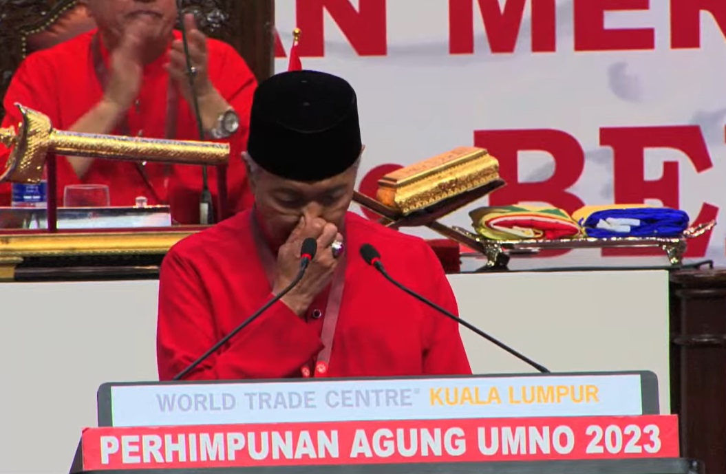 巫统大会 | 谈纳吉全场欢呼 扎希哭了!向安华喊话:首相,你自己看