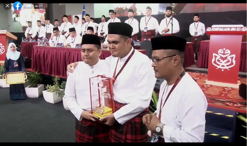 巫统青年团颁发青年领袖奖给纳吉 大会播影片表扬纳吉