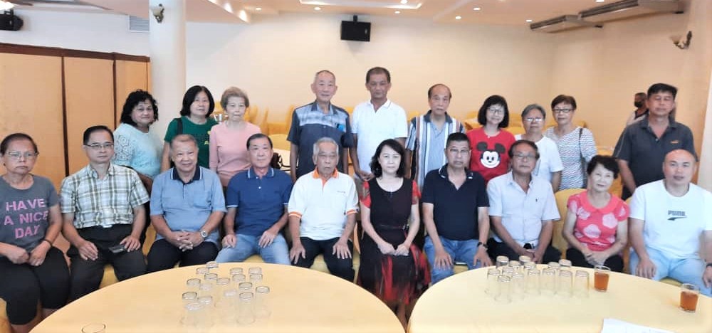 **已签发**柔:头条之一:麻坡海南会馆理事会:“我们是合法的!”