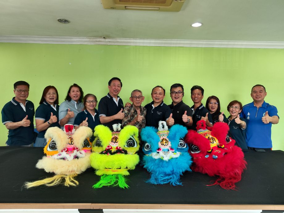 **已签发**柔:宽三校友会赠母校30幼狮,611点睛