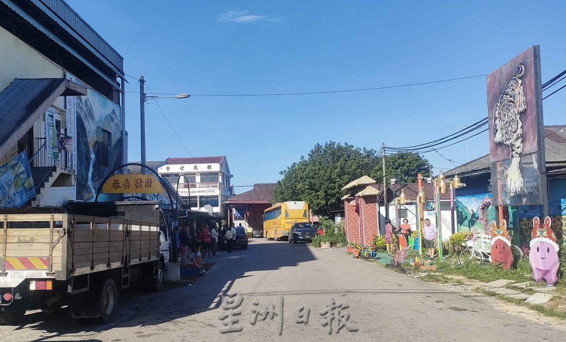 **已签发**柔：封面：主文：【特稿】：旅巴带客游沙威却也扰民，村民：欢迎旅客，但促司机关注交通及污染问题