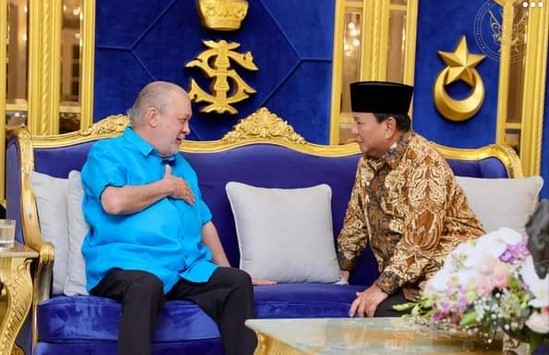 **已签发**柔:第三版假头:相识逾40年,柔苏丹与印尼防长相见欢