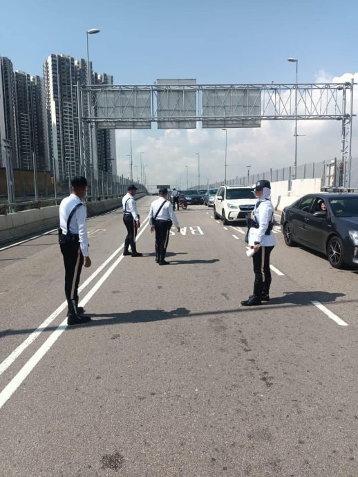 **已签发**柔:第二版头条:交警长堤关卡执行“取缔插队行动”,3小时开26罚单