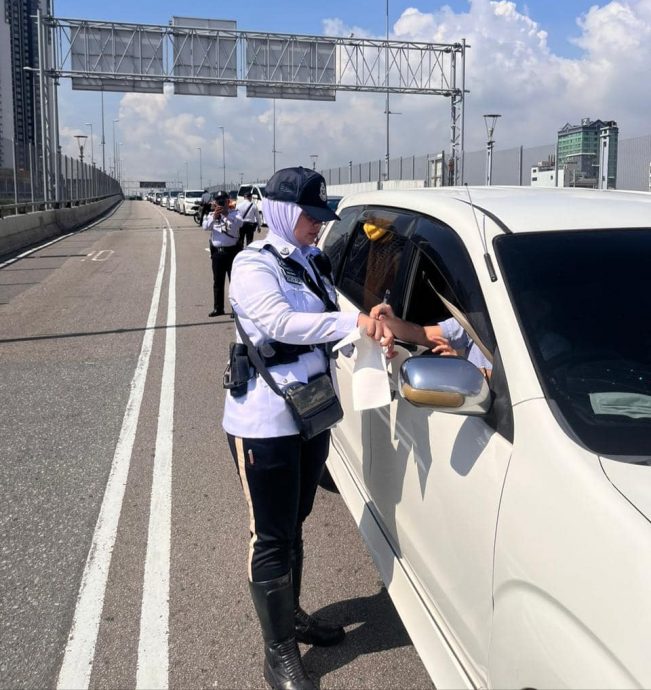 **已签发**柔:第二版头条:交警长堤关卡执行“取缔插队行动”,3小时开26罚单