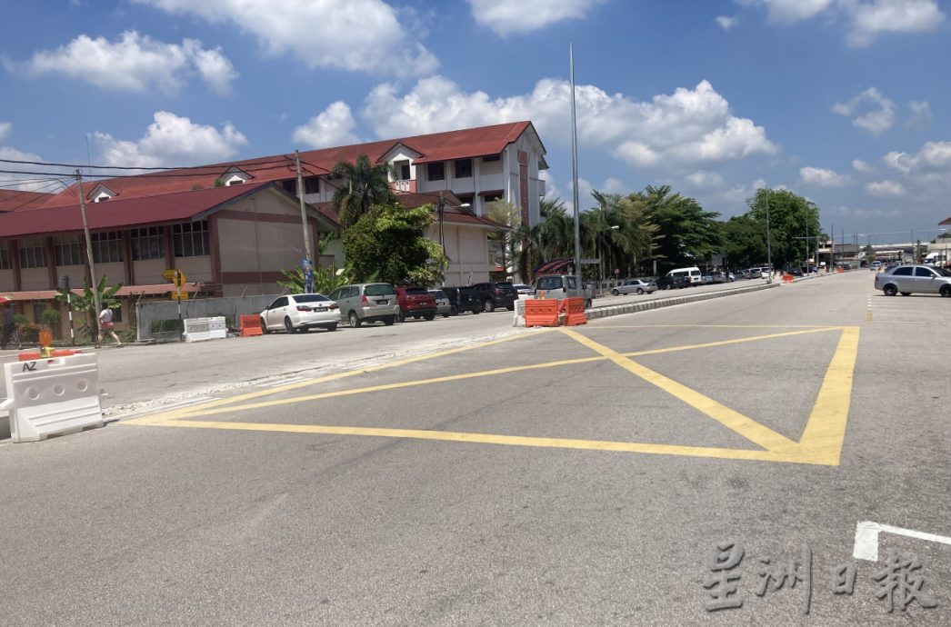 **已签发**柔：第二版头条：昔亚罗拉赛阿都卡迪路设分界堤和17个路灯，料8月底竣工