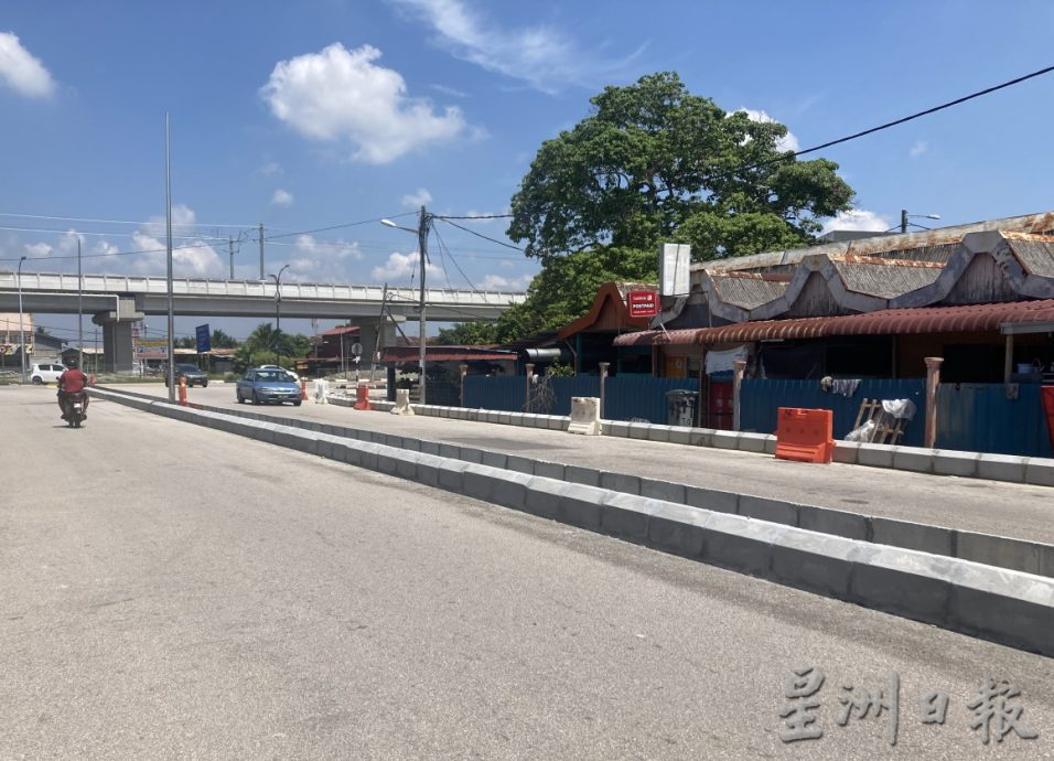 **已签发**柔:第二版头条:昔亚罗拉赛阿都卡迪路设分界堤和17个路灯,料8月底竣工