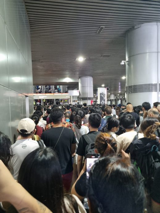 **已签发**柔:第二版头条:狮城长周末+学校假期人潮塞爆新山关卡,“有如在开大型演唱会!”