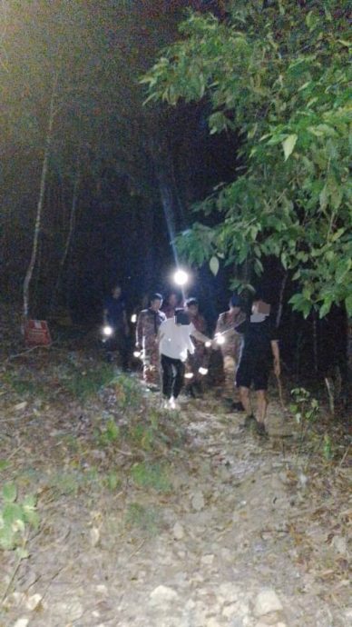 **已签发**柔：第二版头条：登山迷路获救，罗先生：看到消拯员手电筒的光，终于松口气！