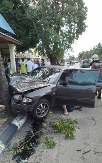 **已签发**柔:车辆失控撞树,共车4人皆受伤