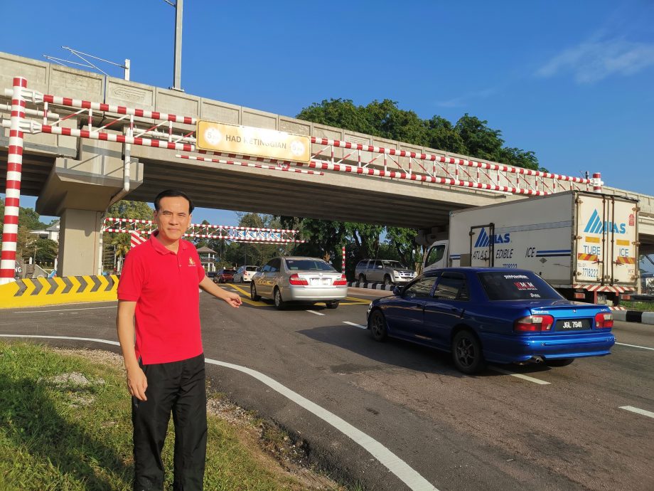 **已签发**柔:这里禁止停车!銮市勿刹路汽车天桥中间车道已画黄格子