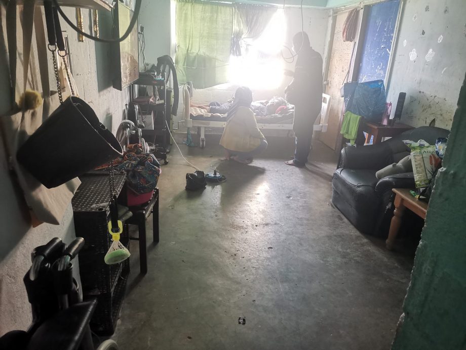 常翘课为中风妈擦身换尿布 老师感动:别辍学 我供你读书