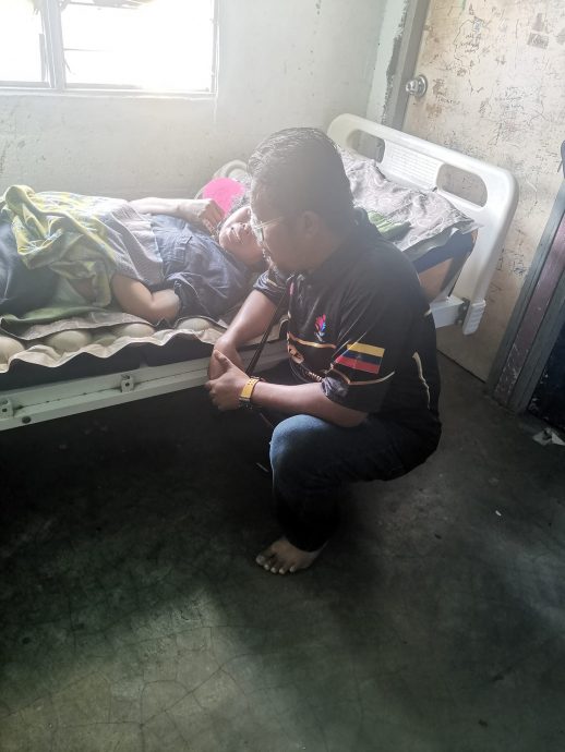 常翘课为中风妈擦身换尿布 老师感动:别辍学 我供你读书