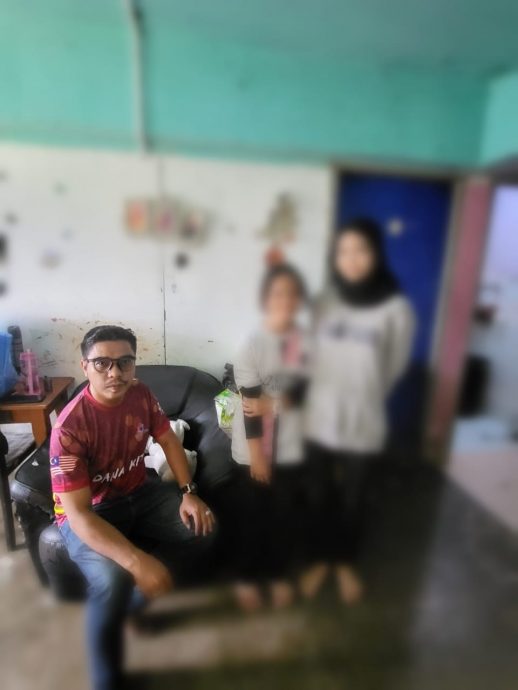 常翘课为中风妈擦身换尿布 老师感动:别辍学 我供你读书