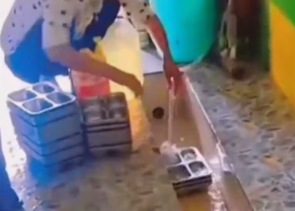 幼稚园员工便池洗餐盘挨轰 家长发现即退学