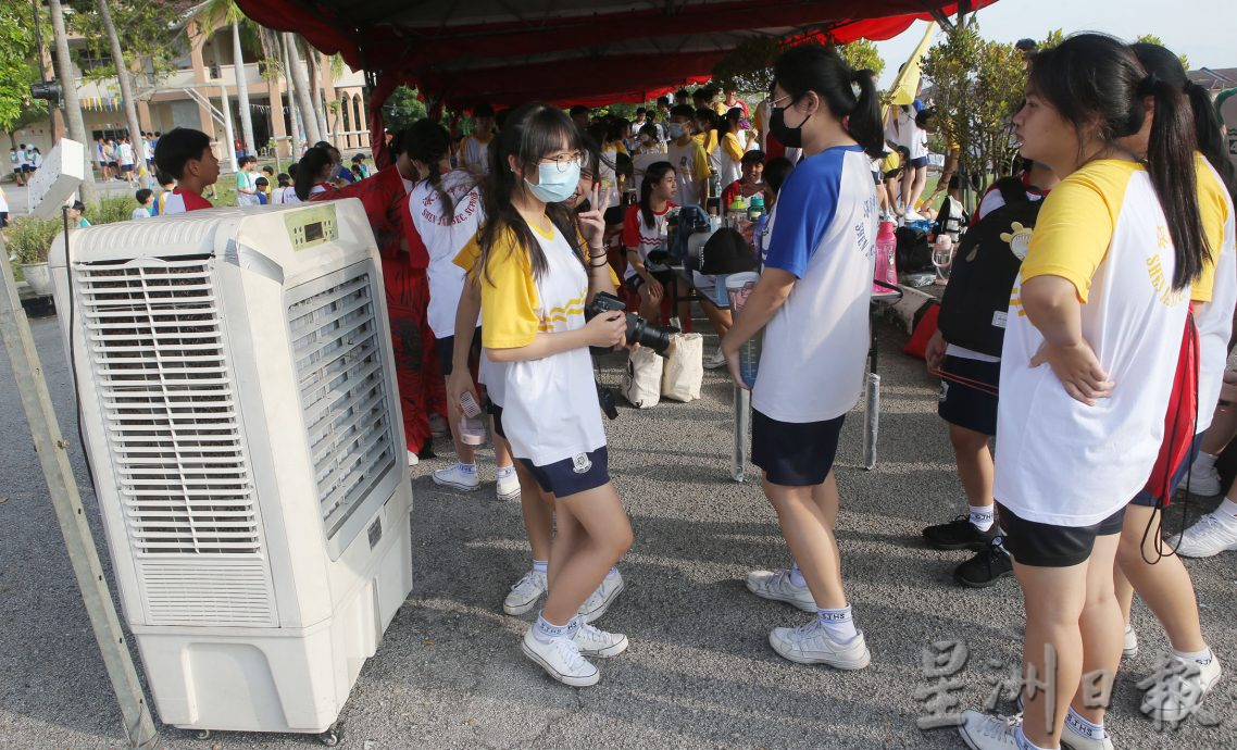 应对热天气运动会 深斋中学增冷风机风扇 