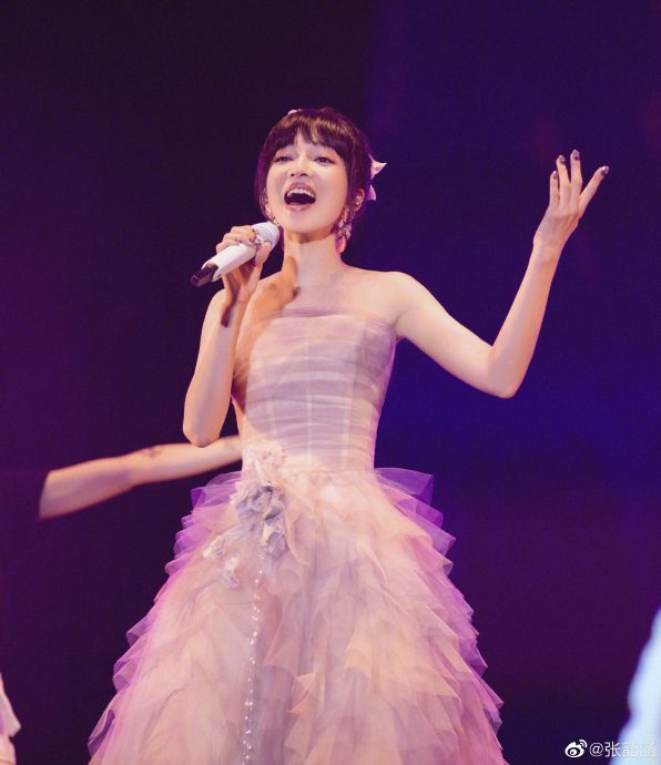 张韶涵演唱会开太久? 惊见歌迷头上竟结蜘蛛网