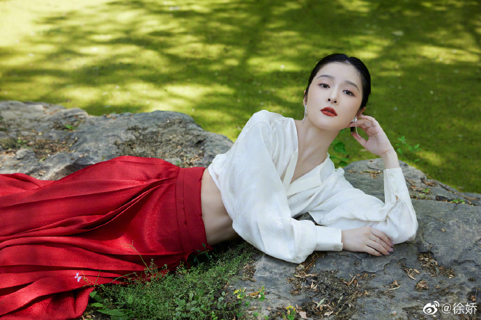 徐娇脸肿鼻子变样 遭质疑动刀修脸