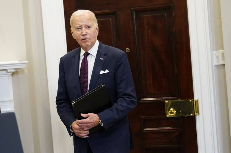 怎么了?拜登直播专访突「起身离席」 画面引热议