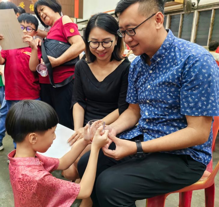 怡精武感恩之夜 向父母教练下跪敬茶