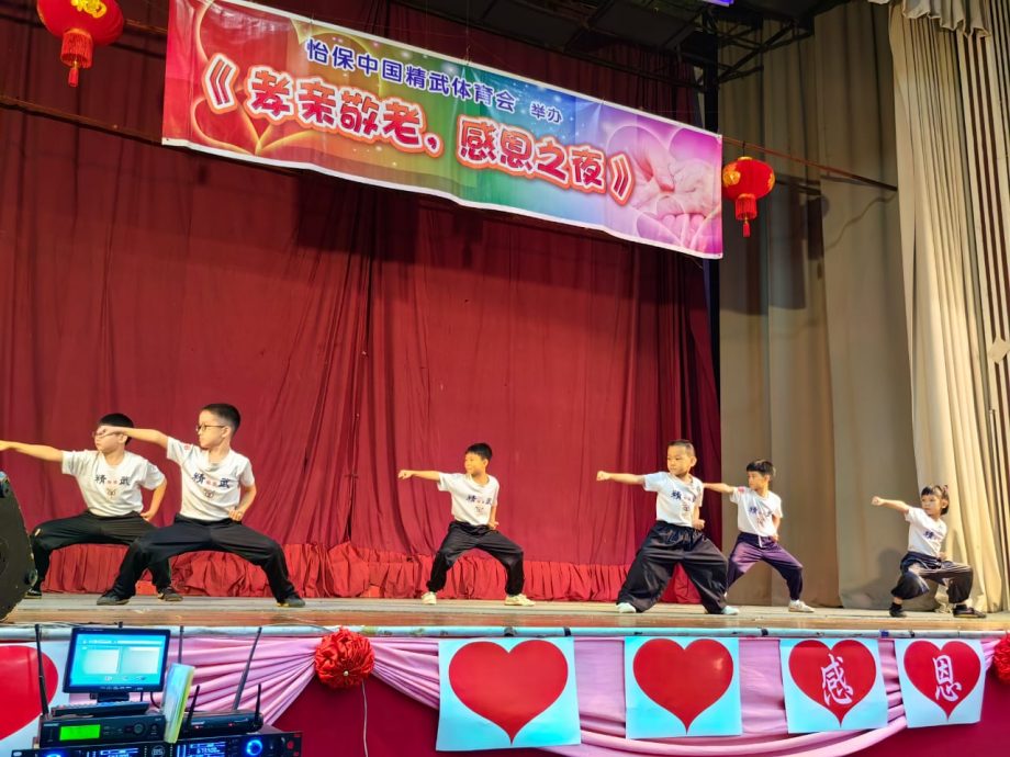 怡精武感恩之夜 向父母教练下跪敬茶