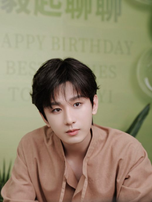 成毅拍武戏腰伤躺担架送医 郑业成背锅急喊冤