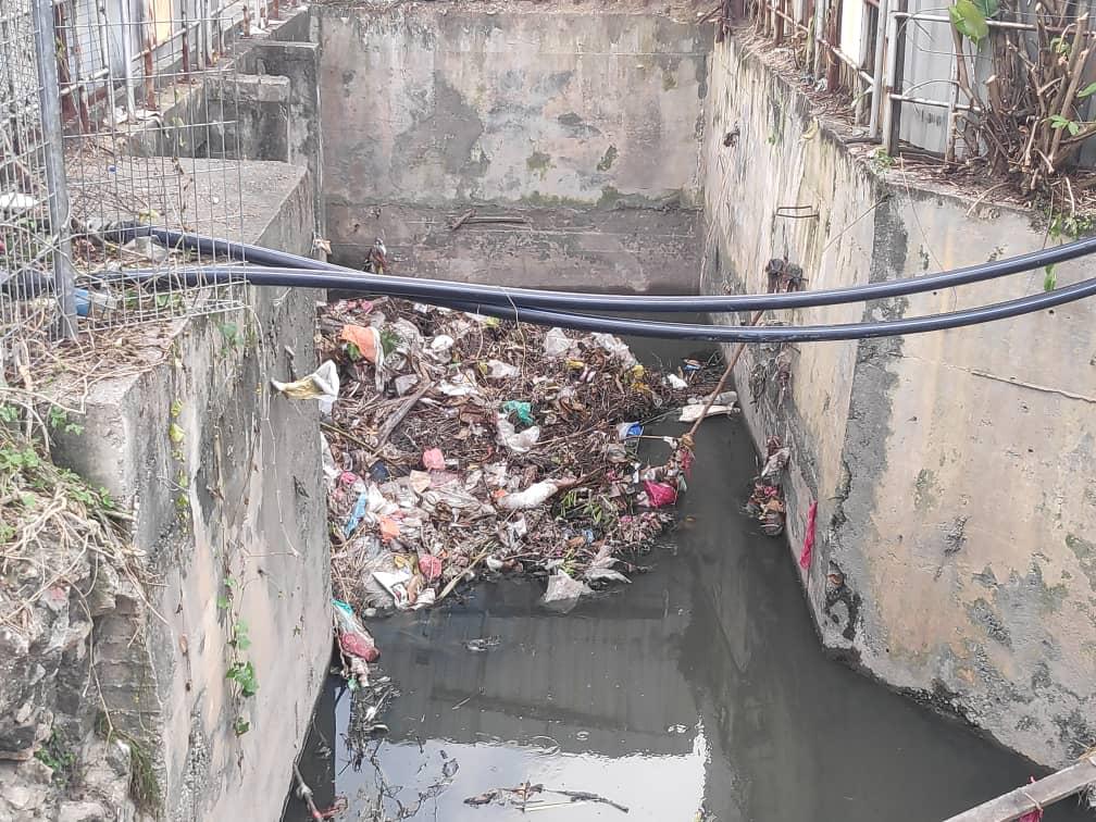 批发超市旁排水沟惊见男浮尸