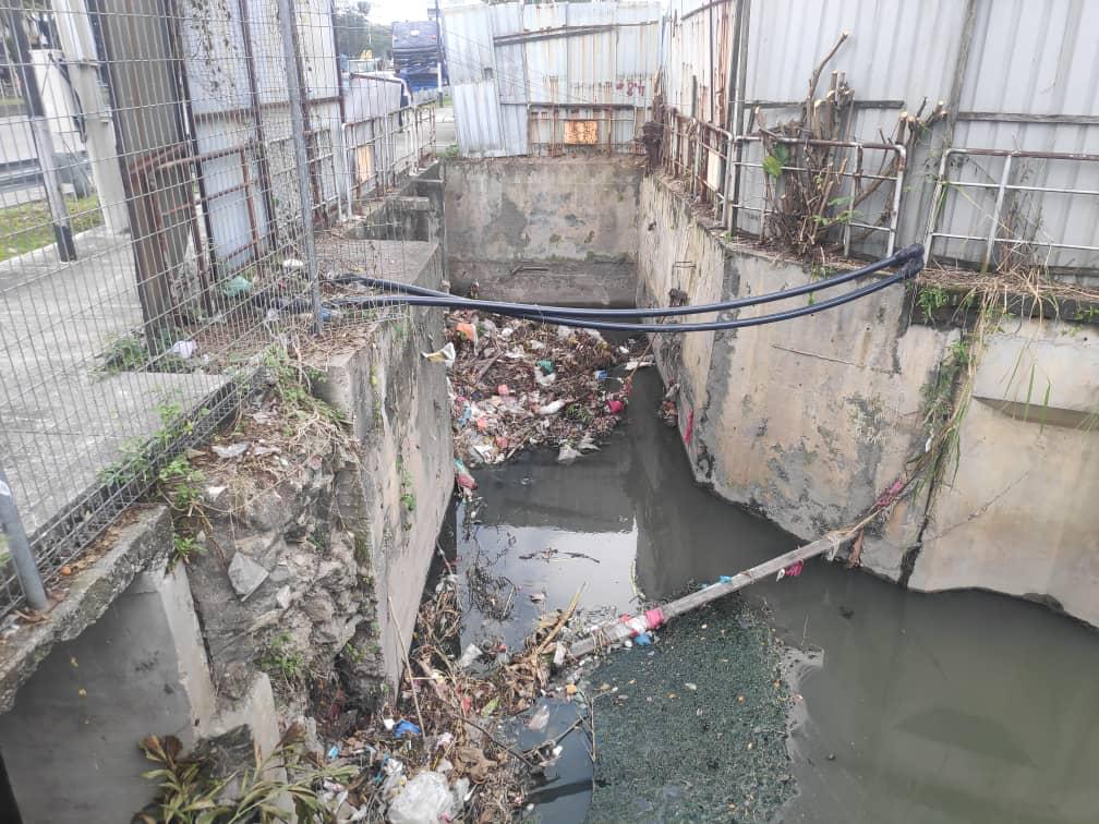 批发超市旁排水沟惊见男浮尸