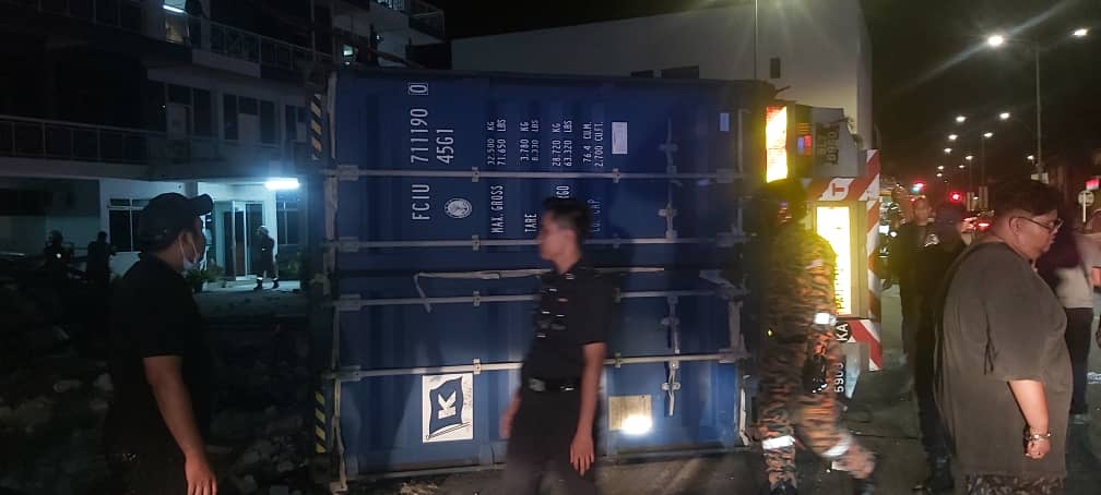 拖格罗里疑失控 直撞打巴警局大门 1警员受伤