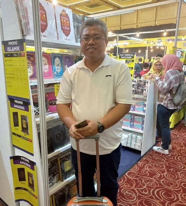 拖著行李箱逛书展!男子3小时花RM1000买书