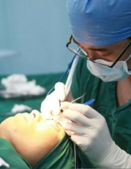 拚图)不满双眼皮手术效果 北京女向法院起诉更要求枪毙主治医生