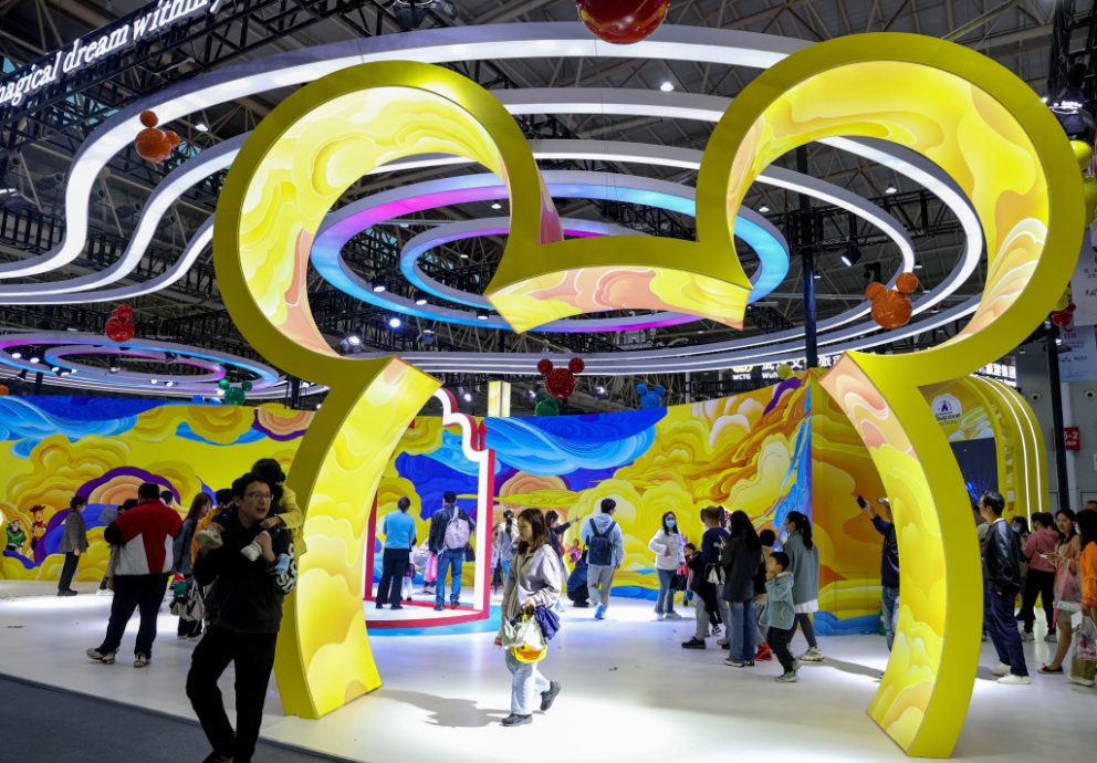 拚盘/上海迪士尼5岁妹惨遭“黄牛党”撞飞3公尺外 脸庞全伤恐毁容